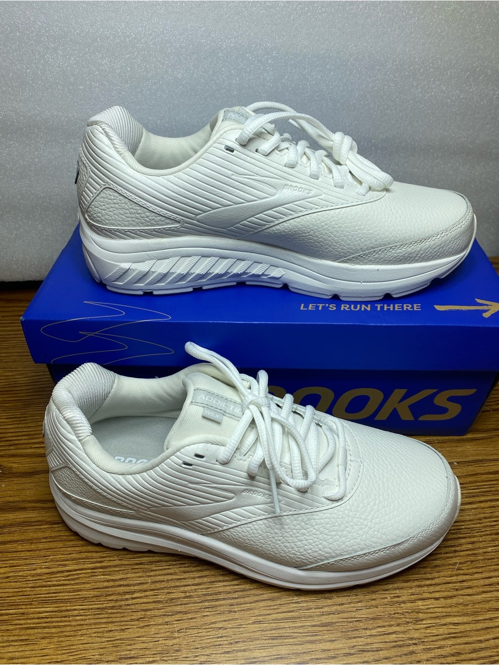 Brooks Addiction Walker 2 Shoes White Walking Sneaker Women's Size  9 D Wide New